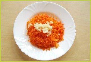 Салат из баклажанов с луком и морковью на зиму - фото шаг 6