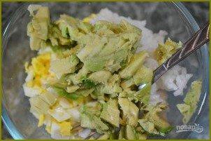 Салат из рыбы в половинках авокадо - фото шаг 3