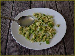 Салат с авокадо, тунцом и огурцом - фото шаг 4