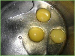 Блинчики на сыворотке с яйцами - фото шаг 1