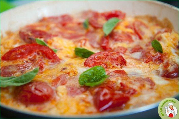 Яичница с помидорами и колбасой