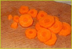 Маринованные огурцы с морковкой и луком - фото шаг 1