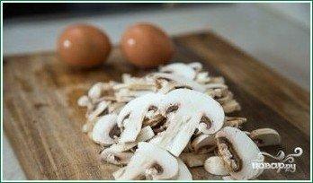Мясной рулет с грибами и яйцом