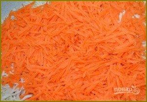 Салат из маринованной капусты с морковью - фото шаг 2