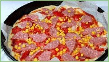 Домашняя пицца с колбасой и сыром - фото шаг 4
