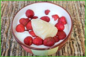 Коктейль на основе домашнего йогурта с клубникой и медом - фото шаг 4