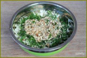 Салат из молодой капусты с чесноком и грецкими орехами - фото шаг 4