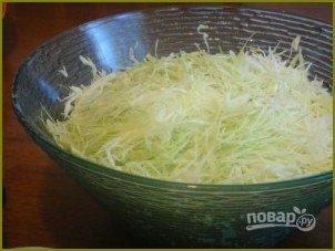 Салат из свежей капусты с чесноком - фото шаг 2