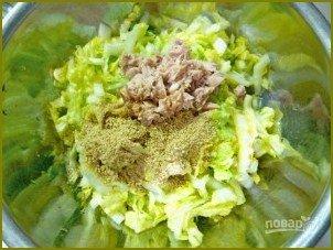Салат из пекинской капусты с тунцом - фото шаг 5
