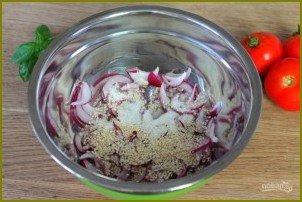 Салат из помидоров с красным луком и кунжутом - фото шаг 3