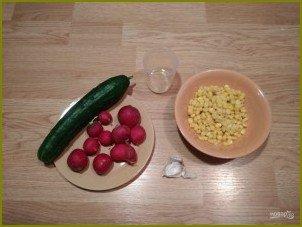 Салат из редиса, огурца и кукурузы - фото шаг 1