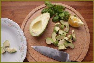 Салат с авокадо и кедровыми орешками - фото шаг 3