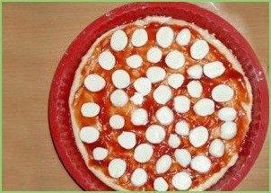 Пицца с колбасой, грибами, помидорами и сыром - фото шаг 3