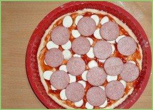 Пицца с колбасой, грибами, помидорами и сыром - фото шаг 4