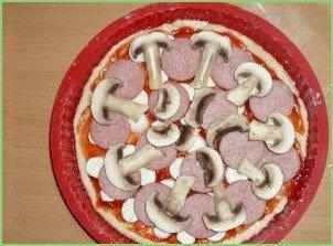 Пицца с колбасой, грибами, помидорами и сыром - фото шаг 5