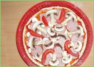 Пицца с колбасой, грибами, помидорами и сыром - фото шаг 6