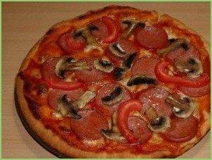Пицца с колбасой, грибами, помидорами и сыром - фото шаг 7