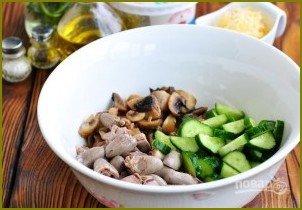 Салат из куриных сердечек с грибами и сыром - фото шаг 4