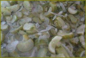 Салат из огурцов на зиму без закатки - фото шаг 5