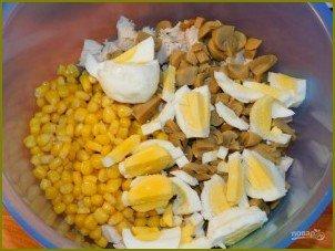 Салат с грибами, курицей и кукурузой - фото шаг 3