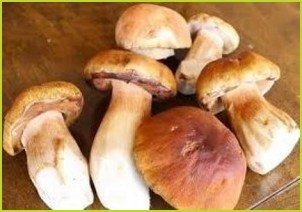 Маринованные белые грибы с чесноком - фото шаг 1