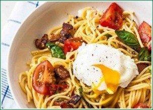 Спагетти с беконом, томатами и яйцом-пашот