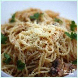 Спагетти с грибами в сметанном соусе