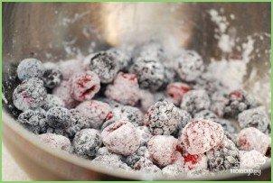 Бисквит с замороженными ягодами - фото шаг 2