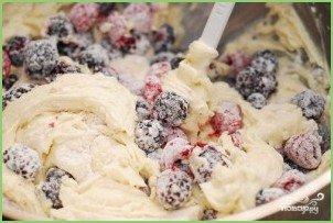 Бисквит с замороженными ягодами - фото шаг 3