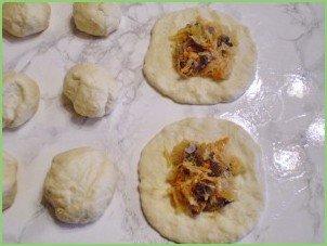 Пирожки с капустой и грибами жареные - фото шаг 11