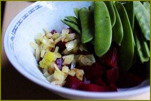 Простой салат из свеклы вареной - фото шаг 4