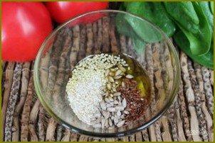 Салат из помидоров с кунжутом, семечками и семенами льна - фото шаг 3