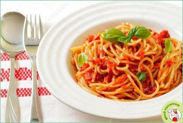 Спагетти с базиликом и сухарями