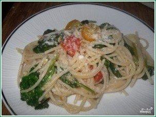 Спагетти со шпинатом и помидорами