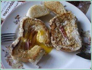 Яичница в хлебе с колбасой и сыром