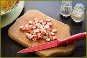 Салат с чипсами, крабовыми палочками и помидорами - фото шаг 3