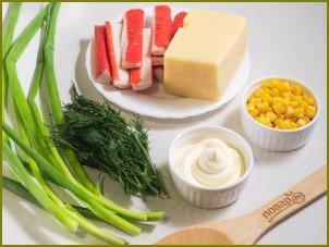 Салат с крабовыми палочками, кукурузой и сыром - фото шаг 1
