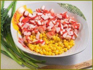 Салат с крабовыми палочками, кукурузой и сыром - фото шаг 2