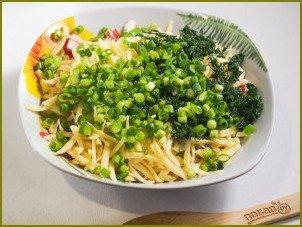Салат с крабовыми палочками, кукурузой и сыром - фото шаг 4