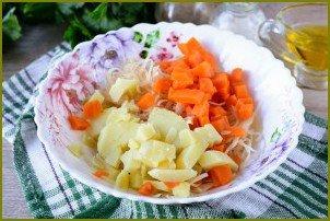 Салат с квашеной капустой и фасолью - фото шаг 4