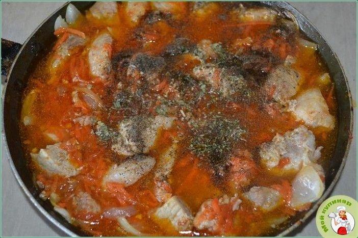 Тушеное мясо в помидорно-луковой подливке