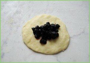 Пирожки с черникой из дрожжевого теста - фото шаг 7