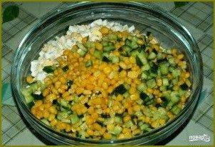 Салат с кукурузой и огурцом - фото шаг 5