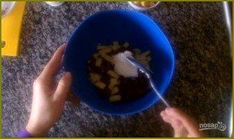Салат с фасолью и сухариками за 5 минут - фото шаг 3