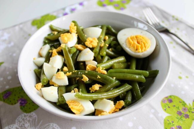 Салат с зеленой фасолью и яйцом