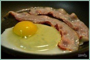 Яйца с беконом на завтрак