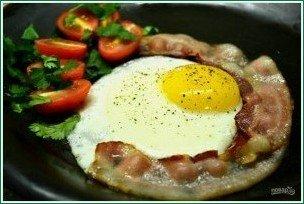 Яйца с беконом на завтрак