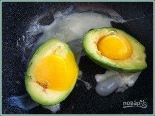 Яйцо в авокадо с беконом