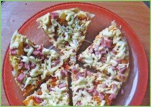 Пицца с колбасой в мультиварке - фото шаг 6