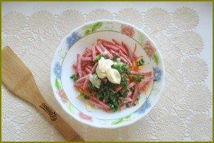 Салат с копченой колбасой, кукурузой и морковью - фото шаг 7